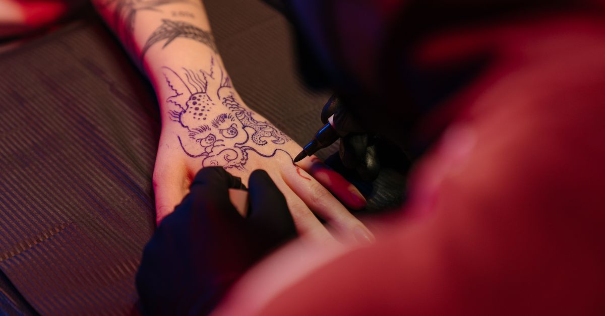 découvrez tout sur la dilution de l'encre de tatouage : méthodes, conseils et meilleures pratiques pour obtenir des couleurs parfaites et personnalisées.