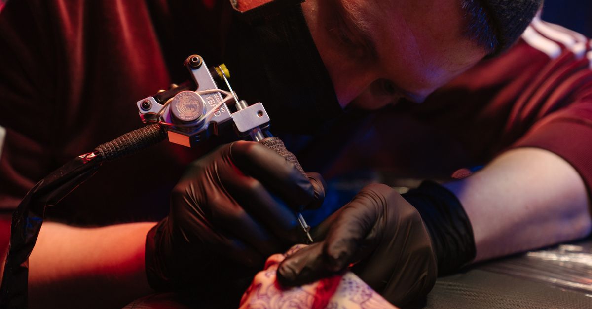 découvrez le processus de fabrication des encres de tatouage, leurs ingrédients essentiels et les normes de sécurité pour des tatouages durables et sûrs.