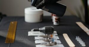 découvrez le processus de fabrication des encres de tatouage : ingrédients, techniques et conseils pour des encres sûres et durables.