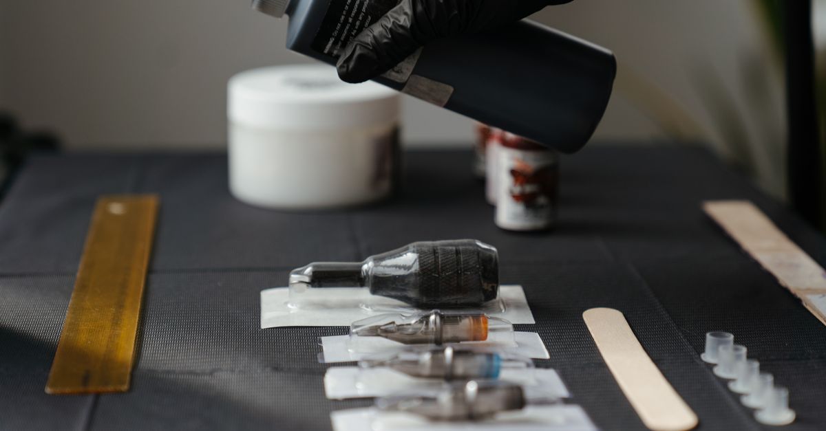 découvrez le processus de fabrication des encres de tatouage : ingrédients, techniques et conseils pour des encres sûres et durables.