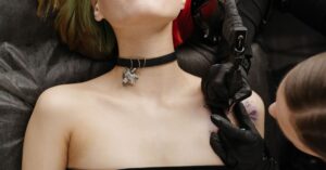 découvrez nos solutions efficaces pour l'élimination de l'encre de tatouage. enlevez votre tatouage en toute sécurité avec nos techniques professionnelles.